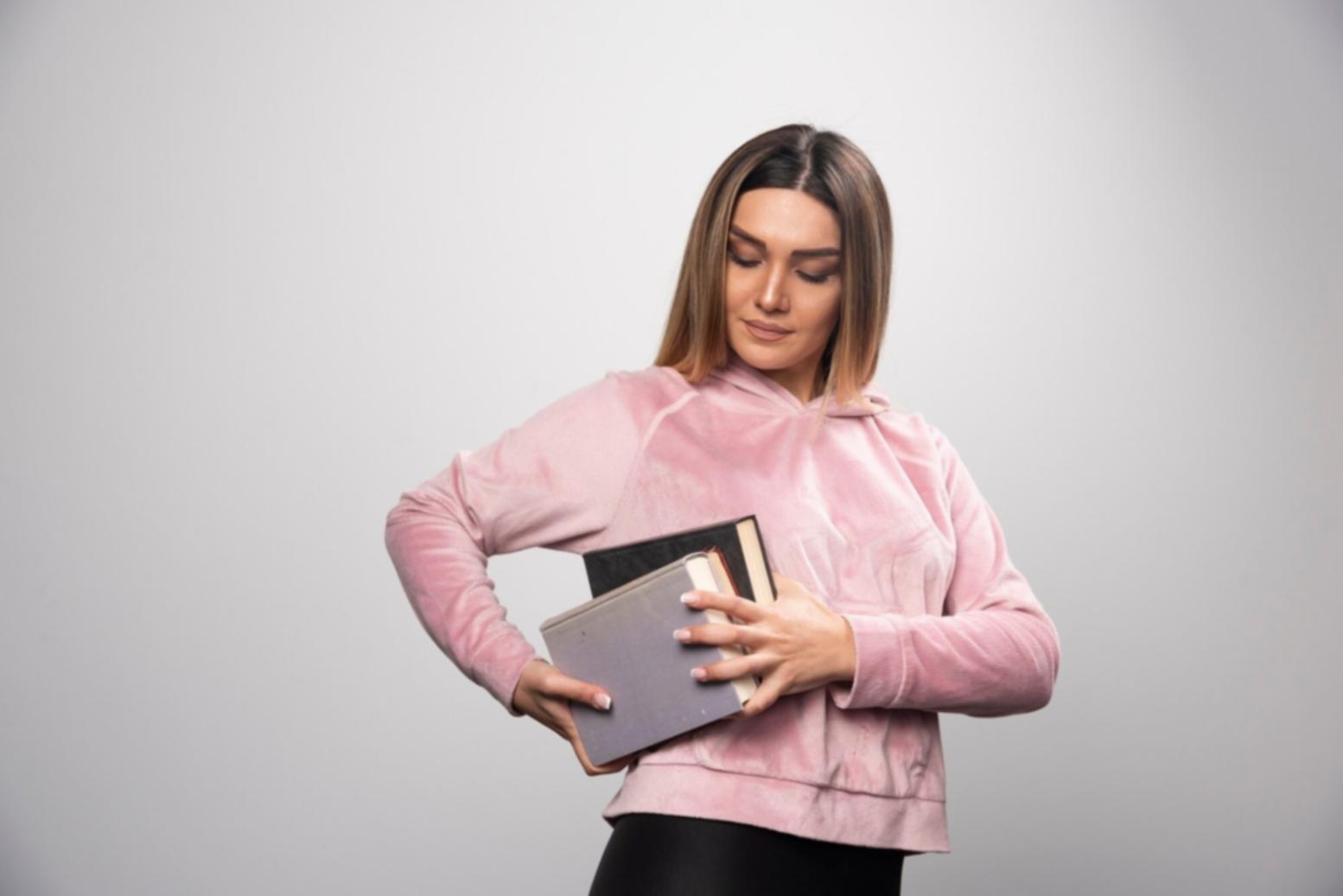 Finanzanalyse Arbeitsplatz mit Dokumenten und digitalen Werkzeugen